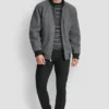 Bomberjacke aus Kunstwolle mit Kapuze und Latzhose Bomberjacke aus Kunstwolle mit Kapuze und Latzhose