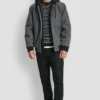 Bomberjacke aus Kunstwolle mit Kapuze und Latzhose Bomberjacke aus Kunstwolle mit Kapuze und Latzhose