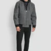 Bomberjacke aus Kunstwolle mit Kapuze und Latzhose Bomberjacke aus Kunstwolle mit Kapuze und Latzhose