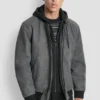 Bomberjacke aus Kunstwolle mit Kapuze und Latzhose Bomberjacke aus Kunstwolle mit Kapuze und Latzhose