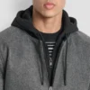 Bomberjacke aus Kunstwolle mit Kapuze und Latzhose Bomberjacke aus Kunstwolle mit Kapuze und Latzhose