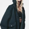 Bomberjacke mit hohem Kragen und Kapuze Bomberjacke mit hohem Kragen und Kapuze