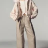 Bomberjacke mit hohem Kragen und Kapuze Bomberjacke mit hohem Kragen und Kapuze