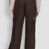 Cargohose mit hoher Leibhöhe, weitem Bein und Satin Cargohose mit hoher Leibhöhe, weitem Bein und Satin