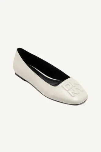 Darianne Flache Schuhe mit geprägtem Logo