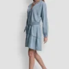 Denim-Kleid mit Gürtel und V-Ausschnitt Denim-Kleid mit Gürtel und V-Ausschnitt