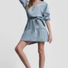 Denim-Kleid mit Gürtel und V-Ausschnitt Denim-Kleid mit Gürtel und V-Ausschnitt