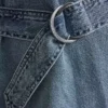 Denim-Kleid mit Gürtel und V-Ausschnitt Denim-Kleid mit Gürtel und V-Ausschnitt