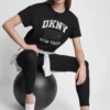 DKNY 1989 Logo-T-Shirt mit Strassnieten DKNY 1989 Logo-T-Shirt mit Strassnieten
