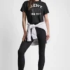 DKNY 1989 Logo-T-Shirt mit Strassnieten DKNY 1989 Logo-T-Shirt mit Strassnieten
