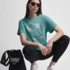 DKNY 1989 Logo-T-Shirt mit Strassnieten DKNY 1989 Logo-T-Shirt mit Strassnieten