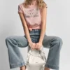 DKNY Jeans T-Shirt mit gestapeltem Logo und Strass-Steinen DKNY Jeans T-Shirt mit gestapeltem Logo und Strass-Steinen