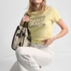 DKNY Jeans T-Shirt mit gestapeltem Logo und Strass-Steinen DKNY Jeans T-Shirt mit gestapeltem Logo und Strass-Steinen