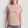 DKNY Jeans T-Shirt mit gestapeltem Logo und Strass-Steinen DKNY Jeans T-Shirt mit gestapeltem Logo und Strass-Steinen