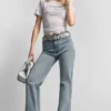 DKNY Jeans T-Shirt mit gestapeltem Logo und Strass-Steinen DKNY Jeans T-Shirt mit gestapeltem Logo und Strass-Steinen