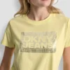 DKNY Jeans T-Shirt mit gestapeltem Logo und Strass-Steinen DKNY Jeans T-Shirt mit gestapeltem Logo und Strass-Steinen