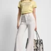 DKNY Jeans T-Shirt mit gestapeltem Logo und Strass-Steinen DKNY Jeans T-Shirt mit gestapeltem Logo und Strass-Steinen