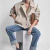 Einreihiger kurzer Trenchcoat im Military-Stil Einreihiger kurzer Trenchcoat im Military-Stil