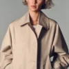 Einreihiger kurzer Trenchcoat im Military-Stil Einreihiger kurzer Trenchcoat im Military-Stil