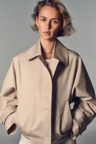 Einreihiger kurzer Trenchcoat im Military-Stil