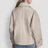 Einreihiger kurzer Trenchcoat im Military-Stil Einreihiger kurzer Trenchcoat im Military-Stil