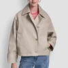 Einreihiger kurzer Trenchcoat im Military-Stil Einreihiger kurzer Trenchcoat im Military-Stil