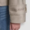 Einreihiger kurzer Trenchcoat im Military-Stil Einreihiger kurzer Trenchcoat im Military-Stil