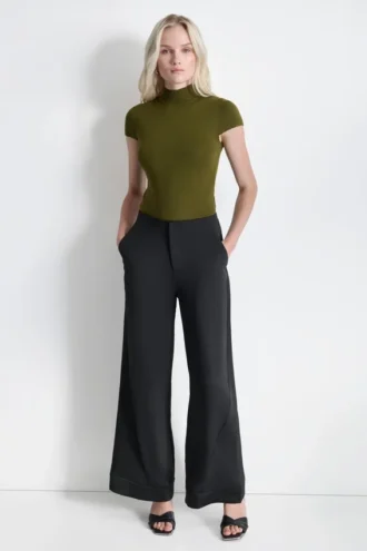 Extra hoch geschnittene Hose mit weitem Bein