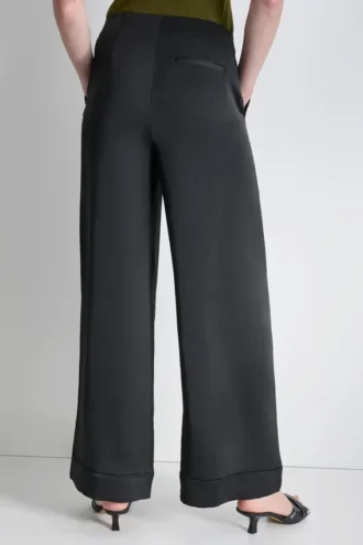 Extra hoch geschnittene Hose mit weitem Bein