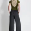 Extra hoch geschnittene Hose mit weitem Bein Extra hoch geschnittene Hose mit weitem Bein