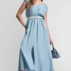 Gerafftes Kleid mit V-Ausschnitt und Bindegürtel an der Taille Gerafftes Kleid mit V-Ausschnitt und Bindegürtel an der Taille