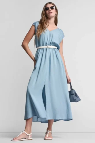 Gerafftes Kleid mit V-Ausschnitt und Bindegürtel an der Taille
