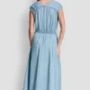 Gerafftes Kleid mit V-Ausschnitt und Bindegürtel an der Taille Gerafftes Kleid mit V-Ausschnitt und Bindegürtel an der Taille