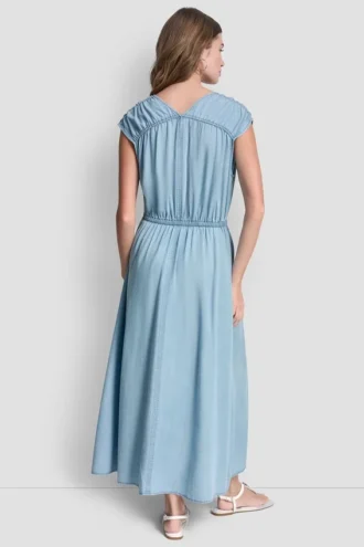 Gerafftes Kleid mit V-Ausschnitt und Bindegürtel an der Taille