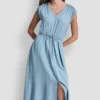 Gerafftes Kleid mit V-Ausschnitt und Bindegürtel an der Taille Gerafftes Kleid mit V-Ausschnitt und Bindegürtel an der Taille