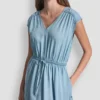 Gerafftes Kleid mit V-Ausschnitt und Bindegürtel an der Taille Gerafftes Kleid mit V-Ausschnitt und Bindegürtel an der Taille