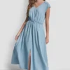 Gerafftes Kleid mit V-Ausschnitt und Bindegürtel an der Taille Gerafftes Kleid mit V-Ausschnitt und Bindegürtel an der Taille