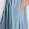 Gerafftes Kleid mit V-Ausschnitt und Bindegürtel an der Taille Gerafftes Kleid mit V-Ausschnitt und Bindegürtel an der Taille