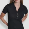 Geripptes Polohemd mit Strass-Knöpfen Geripptes Polohemd mit Strass-Knöpfen