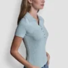Geripptes Polohemd mit Strass-Knöpfen Geripptes Polohemd mit Strass-Knöpfen