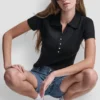 Geripptes Polohemd mit Strass-Knöpfen Geripptes Polohemd mit Strass-Knöpfen
