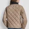 Gesteppte Jacke mit kontrastierendem Kragen Gesteppte Jacke mit kontrastierendem Kragen