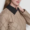 Gesteppte Jacke mit kontrastierendem Kragen Gesteppte Jacke mit kontrastierendem Kragen