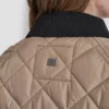 Gesteppte Jacke mit kontrastierendem Kragen Gesteppte Jacke mit kontrastierendem Kragen