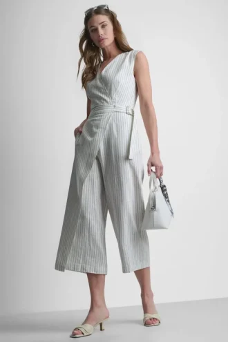 Gestreifter Jumpsuit mit V-Ausschnitt Gestreifter Jumpsuit mit V-Ausschnitt