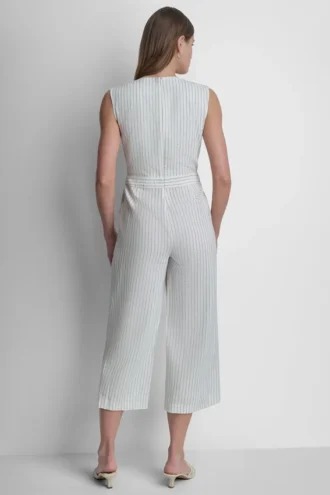 Gestreifter Jumpsuit mit V-Ausschnitt Gestreifter Jumpsuit mit V-Ausschnitt