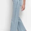 Hoch taillierte, gerade geschnittene Jeans Hoch taillierte, gerade geschnittene Jeans
