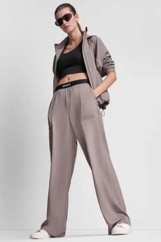 hoch taillierte hose mit logo bund und weitem bein 1 1 330x495 - Hoch taillierte Hose mit Logo-Bund und weitem Bein