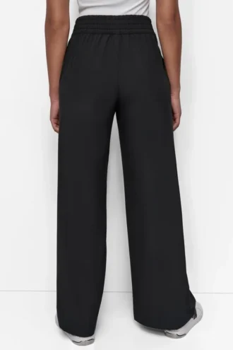 Hoch taillierte Hose mit weitem Bein