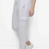Hoch taillierte, mit Nieten verzierte Slim-Fit-Jogginghose Hoch taillierte, mit Nieten verzierte Slim-Fit-Jogginghose